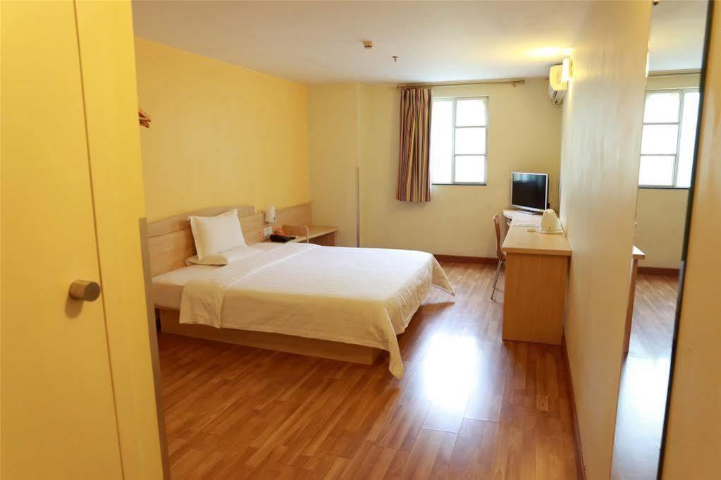 7 Days Inn Shanghai Xujiahui Caobao Road Subway Station Branch Xuhui Dış mekan fotoğraf